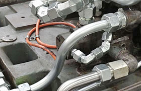 Hydraulikverrohrung nach Umbau unter Quertisch