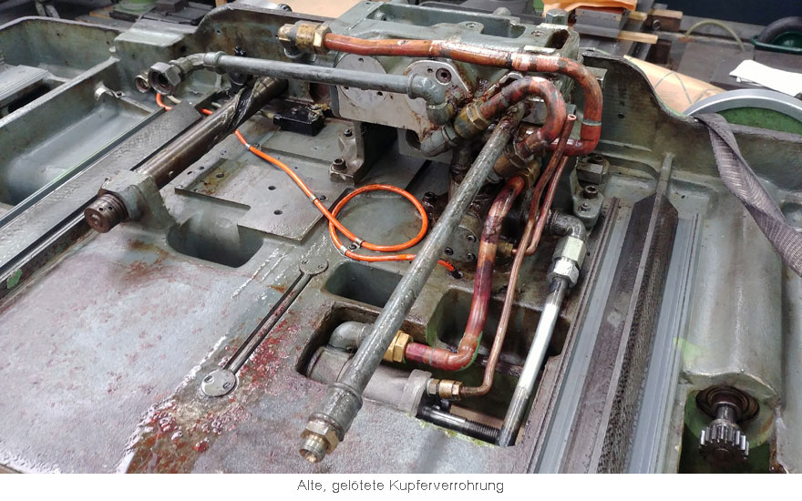 Alte Hydraulikverrohrung mit Kupferrohren