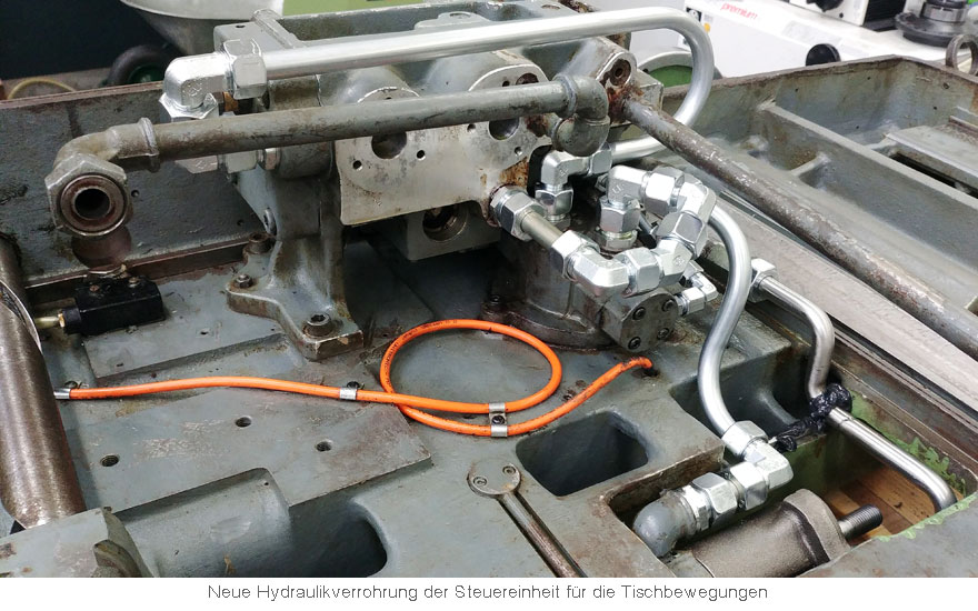 Neue Hydraulikverrohrung mit modernen Normverschraubungen der Steuereinheit Tisch